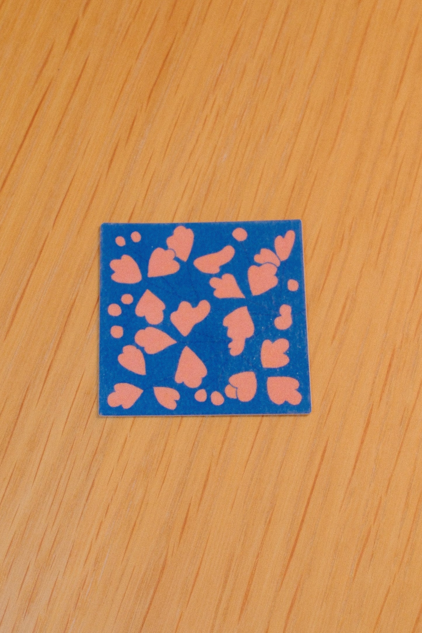 Pink Ginkgo Leaf Tile – Minimalist Botanical Design on Blue